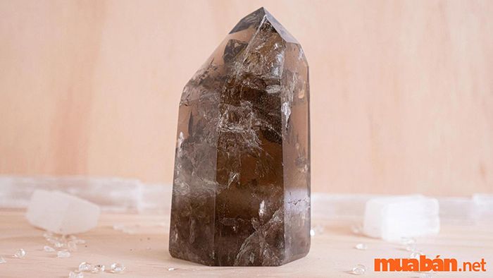 Thạch anh khói mang nhiều ý nghĩa phong thủy sâu sắc.