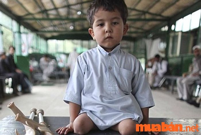 Giấc mơ về bé trai bị khuyết tật là lời cảnh tỉnh, nhắc nhở bạn phải chú ý đến mọi thứ xung quanh, tránh những rủi ro có thể xảy đến.