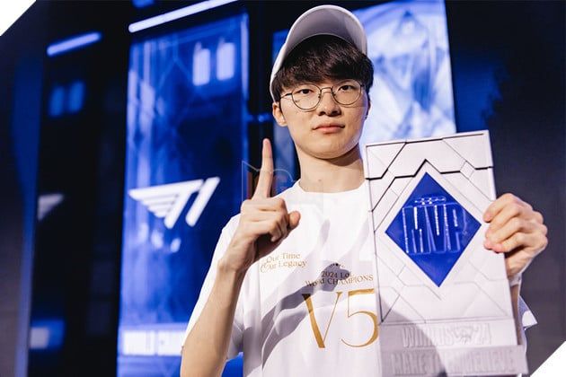 Faker nổi tiếng với lối sống giản dị, nhưng vì thiếu hiểu biết về công nghệ, anh suýt gặp phải rắc rối lớn.