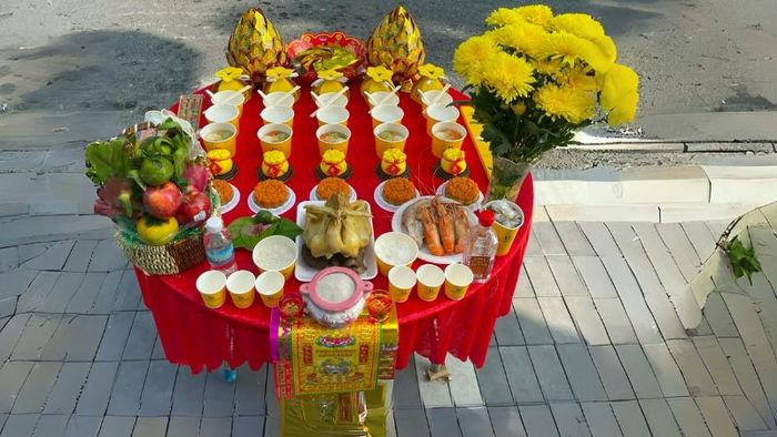 Mâm cúng mặn là lựa chọn phổ biến trong lễ cúng tạ đất đai.