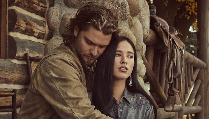Kelsey Asbille và Luke Grimes trong Yellowstone