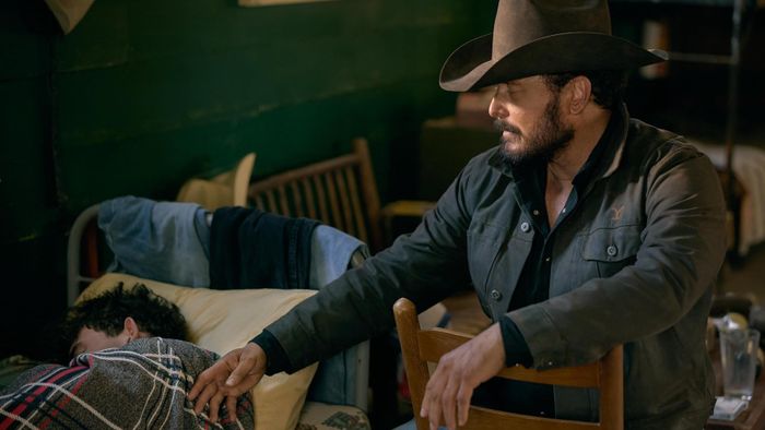 Cole Hauser và Finn Little trong Yellowstone