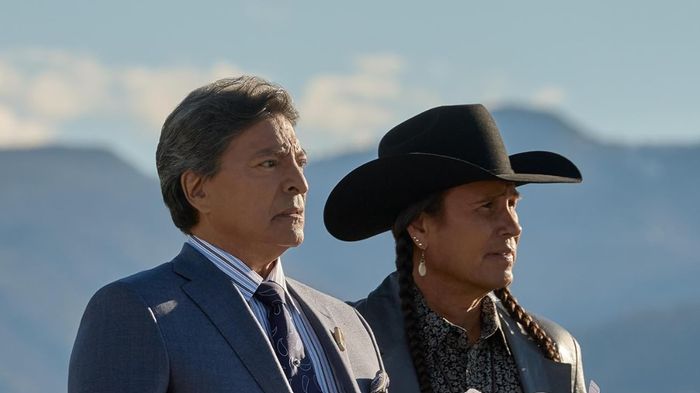 Gil Birmingham và Mo Brings Plenty trong Yellowstone