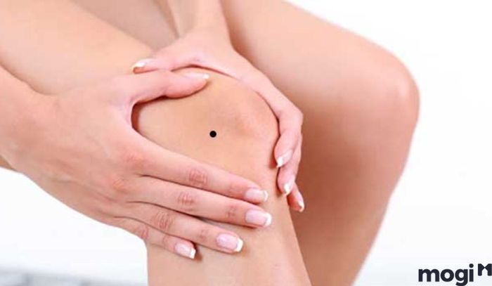 Nốt ruồi ở đầu gối trái cho thấy họ là người sống khép kín