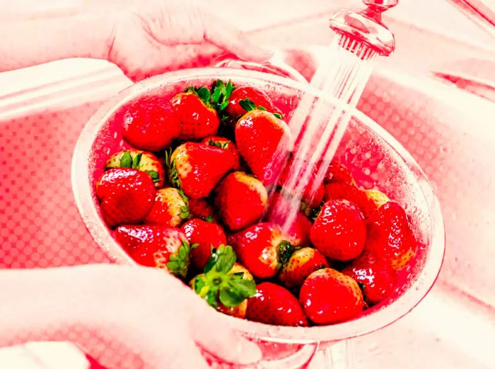 Most Effective Method to Wash Strawberries