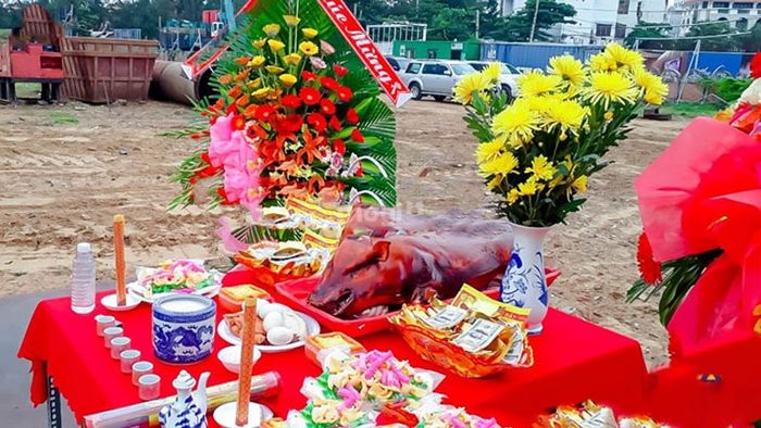 Cúng đất đai nên thực hiện trong nhà hay ngoài trời là câu hỏi phổ biến của nhiều người