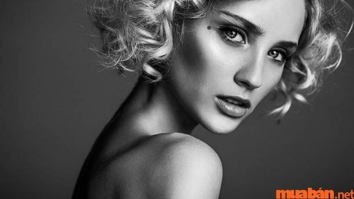 Ý nghĩa nốt ruồi ở đuôi mắt đối với nữ giới