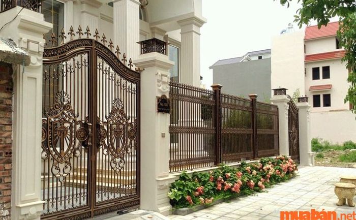 Cổng nhà phù hợp với nữ tuổi Canh Thân nên chọn hướng nào?