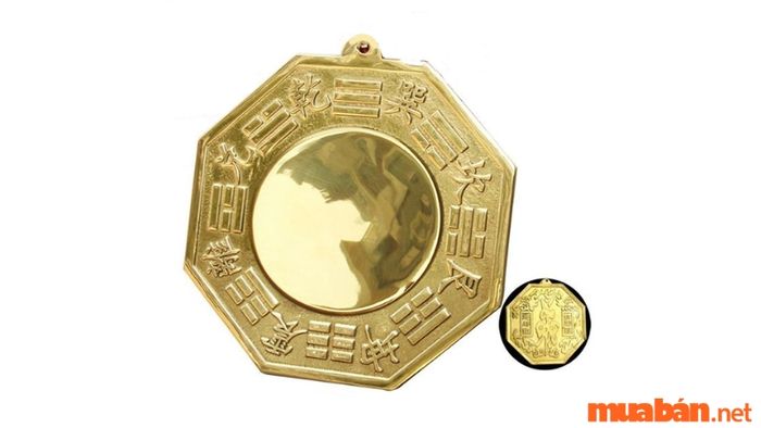 Gương bát quái đồng là một trong những loại gương phong thủy mạnh mẽ, có tác dụng bảo vệ ngôi nhà khỏi những luồng năng lượng xấu, giúp mang lại sự bình an cho gia chủ.