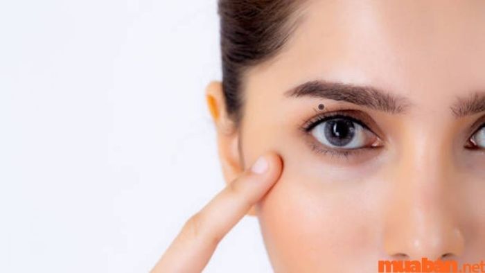 Ý nghĩa của nốt ruồi ở mí mắt trên đối với phụ nữ