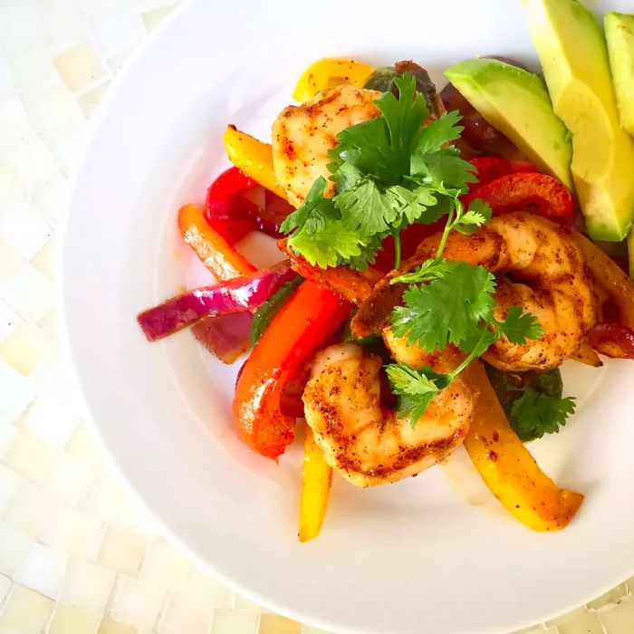 shrimp and peppers with slices of avocado