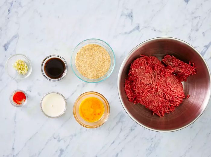 All the necessary ingredients are ready for making the juiciest burgers.