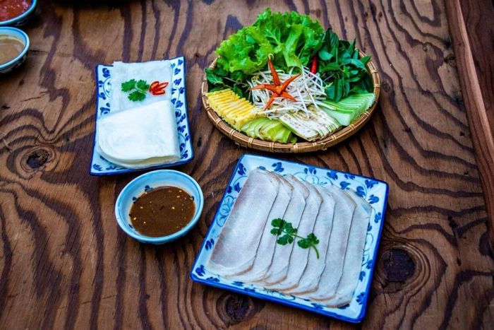 Bánh tráng cuốn thịt heo