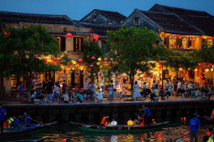 Đi thuyền và thả hoa đăng tại Hội An là một trải nghiệm không thể bỏ qua, mang đến cho bạn cảm giác bình yên và lãng mạn giữa không gian tuyệt đẹp của phố cổ về đêm.