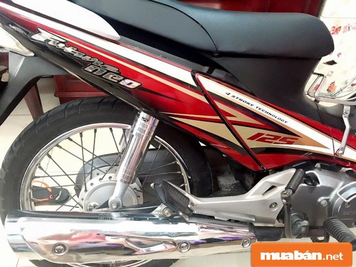 Xe được trang bị bánh căm, mang lại độ bám tốt hơn và giúp hạn chế tình trạng trơn trượt khi di chuyển.