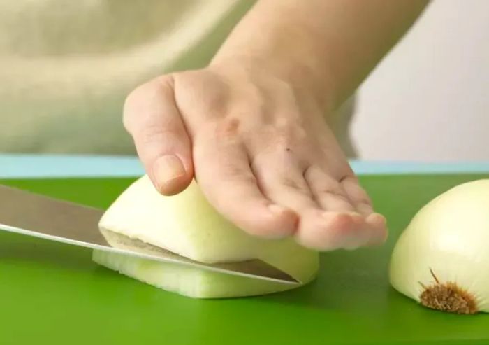 101913164_Slicing-through-onion-before-chop_Photo-by-Meredith.jpg