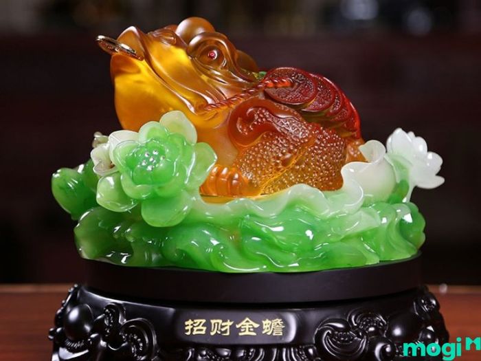 Kim Thiềm có màu đỏ, vàng nhạt hoặc nâu là lựa chọn phù hợp cho người mệnh Thổ, mang lại sự hòa hợp và vượng khí.