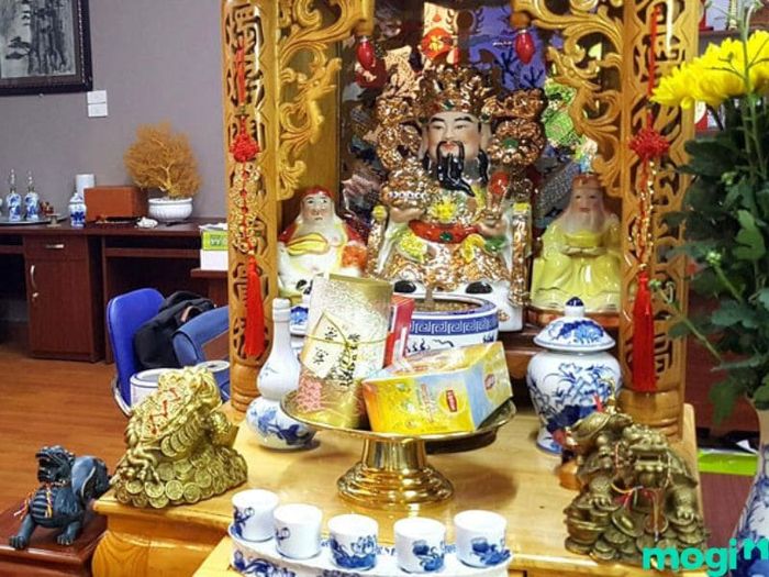 Kim Thiềm nên được đặt tại bàn thờ Ông Địa – Thần Tài để giúp gia chủ thu hút tài lộc và may mắn.