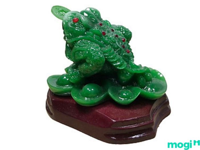 Gia chủ mệnh Thủy nên chọn Kim Thiềm có màu xanh nước biển, xanh lá cây hoặc đen để tương sinh với bản mệnh, thu hút tài lộc và sự bình an.