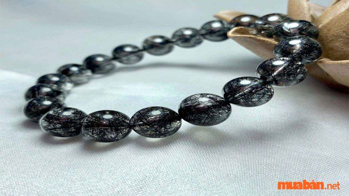 Chọn lựa các mẫu trang sức đá quý có màu đen để kích hoạt vận khí tốt cho sao Thủy Diệu.