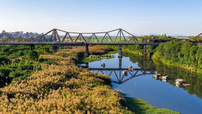Bãi đá dưới chân cầu Long Biên