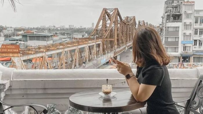 Chiêm ngưỡng vẻ đẹp cầu Long Biên qua tầm mắt từ quán cà phê Trần Nhật Duật