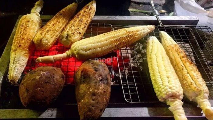 Thưởng thức ngô và khoai nướng ngay trên cầu Long Biên trong mùa đông lạnh giá.