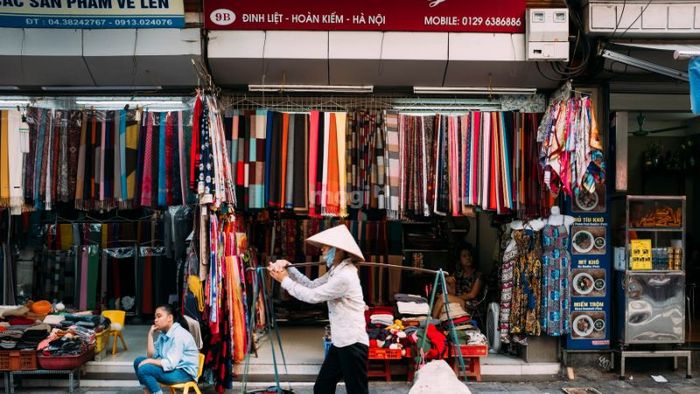 Khu phố “Hà Nội 36 phố phường” chỉ cách cầu Long Biên một quãng không xa.