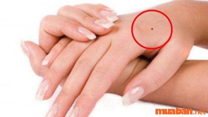 Nốt ruồi ở mu bàn tay phải của nữ giới thể hiện cuộc sống thiếu thốn, có thể mất hết tài sản bất ngờ.