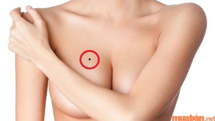 Ý nghĩa của nốt ruồi ở ngực là gì?