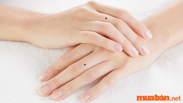 Nốt Ruồi Trên Ngón Tay Giữa Báo Hiệu Số Phận Lấy Người Giàu Có