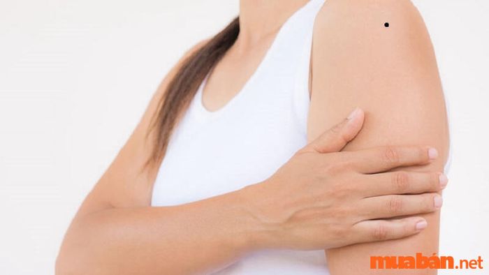 Nốt ruồi xanh xuất hiện ở bả vai tay phải thường gắn liền với những người nóng tính, dễ nổi giận