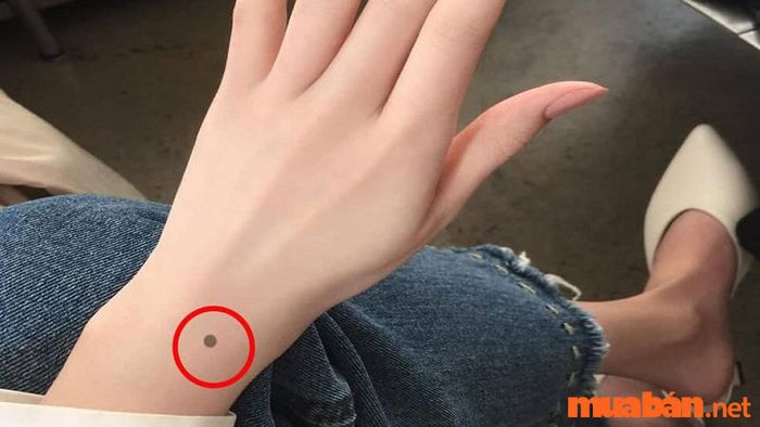 Nốt ruồi ở cổ tay trái giúp bạn thành công trong công việc và tài chính