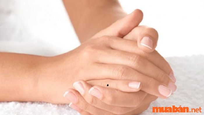 Nốt Ruồi Trên Tay Út Cho Thấy Bạn Có Đường Tình Duyên Khá Lận Đận