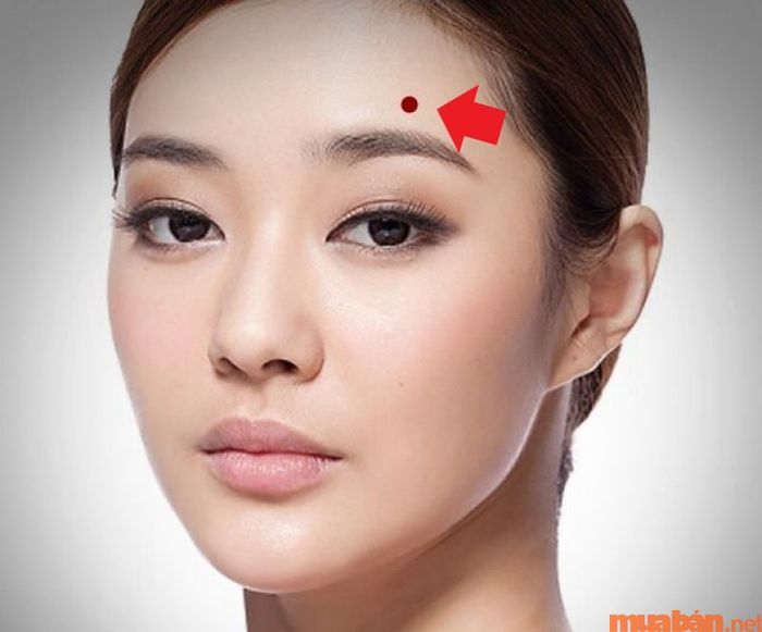 Nốt ruồi tài lộc ở trán có ý nghĩa gì?