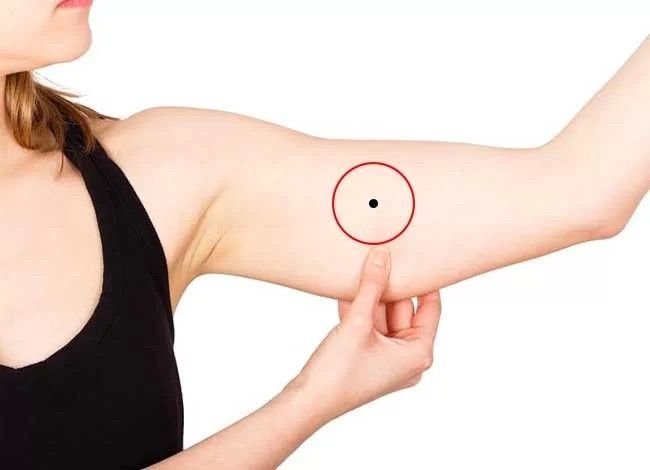 Nếu có nốt ruồi ở bên trong cánh tay, người đó thường có tính nhẫn nại và rất hay giúp đỡ người khác, được người xung quanh yêu quý.