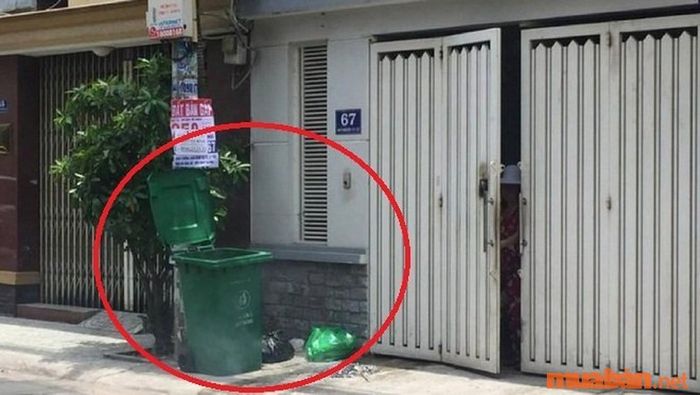Để rác hoặc thùng rác trước cửa chính sẽ làm giảm khí lành vào nhà và tạo nên sự bừa bộn, gây ảnh hưởng xấu đến phong thủy.