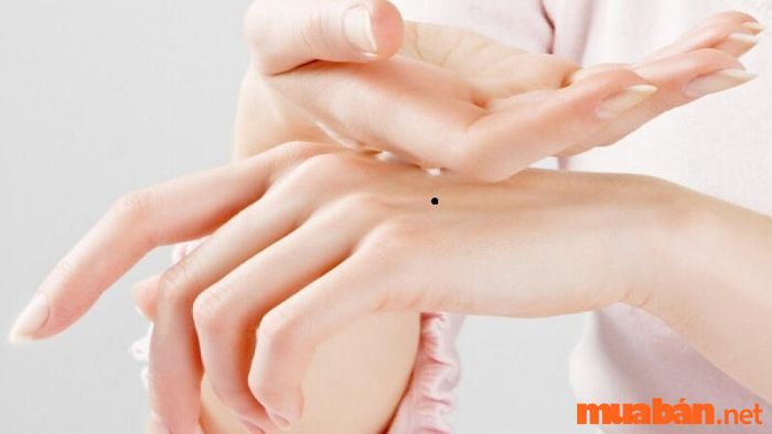 Nốt ruồi ở mu bàn tay trái của nữ giới cho thấy bạn có số mệnh giàu có và thuận lợi về tài chính.