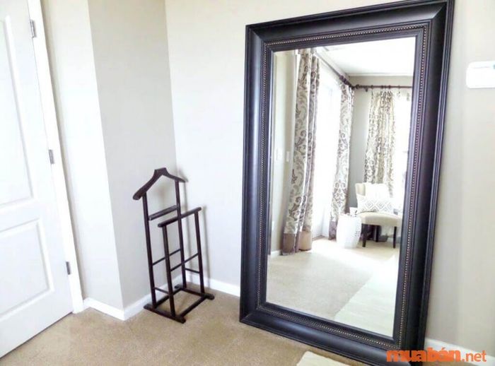 Đặt gương ngay cửa chính là một điều đại kỵ trong phong thủy, có thể gây xáo trộn và làm giảm tài lộc cho gia đình.