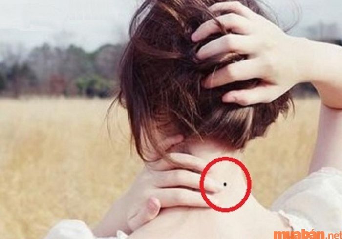 Nhân tướng học nói gì về nốt ruồi nằm sau gáy?