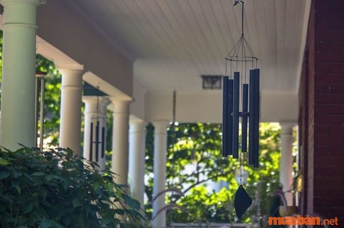 Chuông gió là một trong những vật phẩm phong thủy phổ biến được nhiều gia đình giàu có lựa chọn để mang lại may mắn và tài lộc cho ngôi nhà.