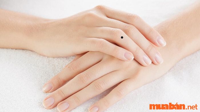 Nốt ruồi ở ngón áp út cho thấy bạn là người yêu có đam mê lớn với nghệ thuật, rất lãng mạn và sở hữu số đào hoa.