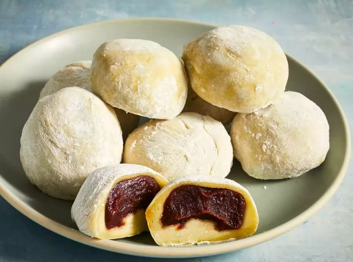 Close-up images of mochi filled with red bean paste in a bowl.