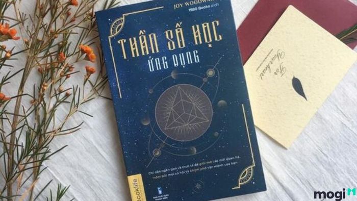 Thần số học ứng dụng – Joy Woodward giúp người đọc khám phá những mối liên hệ thú vị giữa con số và cuộc sống hàng ngày, từ đó ứng dụng vào thực tiễn để thay đổi và cải thiện bản thân.