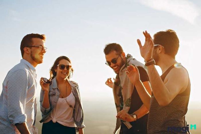 Dù có nhiều bạn bè, nhưng mối quan hệ với họ vẫn không đủ sâu sắc và chưa thực sự chất lượng.