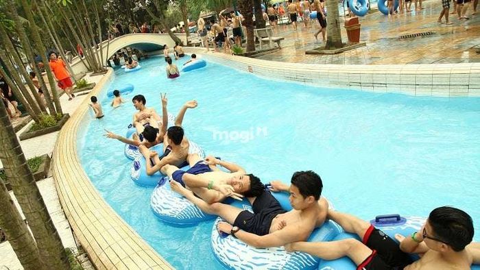 Sông Lười có hồ nước rộng lớn, tạo nên một không gian lý tưởng để thư giãn.