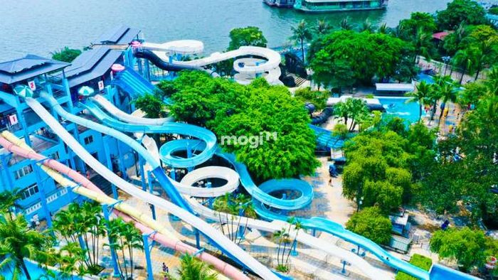 Đường trượt xoắn có thiết kế uốn lượn và xoắn ốc thú vị, mang đến những cú lượn đầy kịch tính.