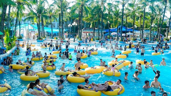 Bể Thủy Cung là điểm đến nổi bật tại công viên nước Hồ Tây