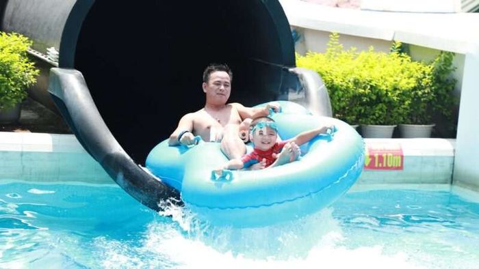 Đường trượt phao, còn gọi là trò chơi sóng thần, mang đến trải nghiệm đầy hứng thú.