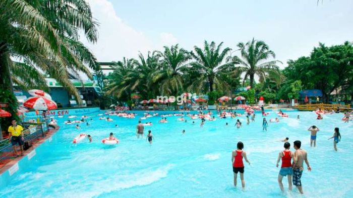 Bể Tạo Sóng sử dụng công nghệ tạo sóng nhân tạo hiện đại, đem lại cảm giác như lướt trên những làn sóng thực thụ ngay tại công viên nước Hồ Tây.